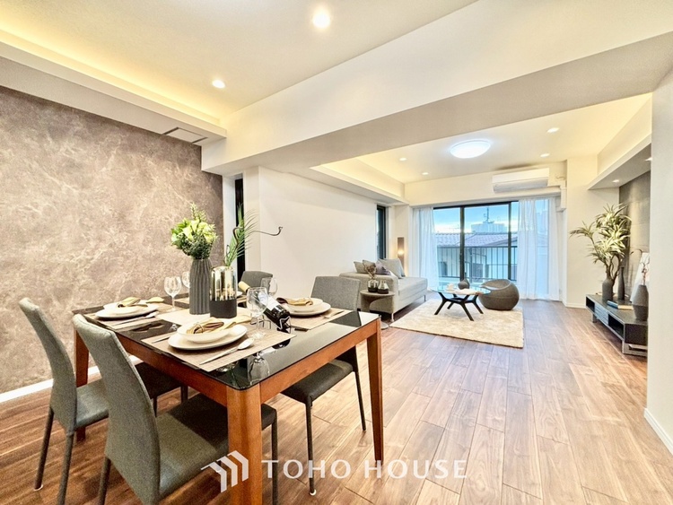 内装 ◆リビング◆たくさんの窓から注ぐ太陽の光。時間の経過とともに光と影のコントラストがこの空間のムードを変え、部屋に変化と温もりをもたらしてくれる。