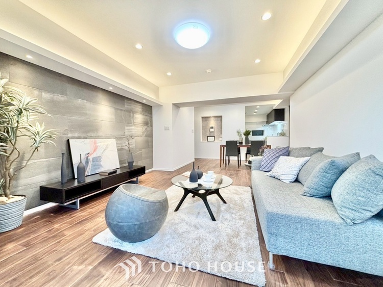 内装 ◆今宵の食卓◆ダウンライトに反射するグラスを眺めながらワインを注ぐ。トクトクと心地いい音をさせながら、フランスの古城を思わせる薫りがたちこめ、とても幸せな時を過ごせる。