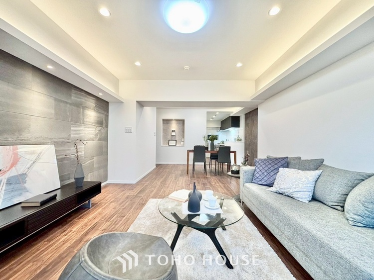 内装 ◆窓を開けると◆冷涼な風、そよぐリビング。だんらんの場所はここから始まり、ここで終わる。家族の笑顔が集う素敵な場所だから、こだわり抜いた思いが詰まっているのだと思う。