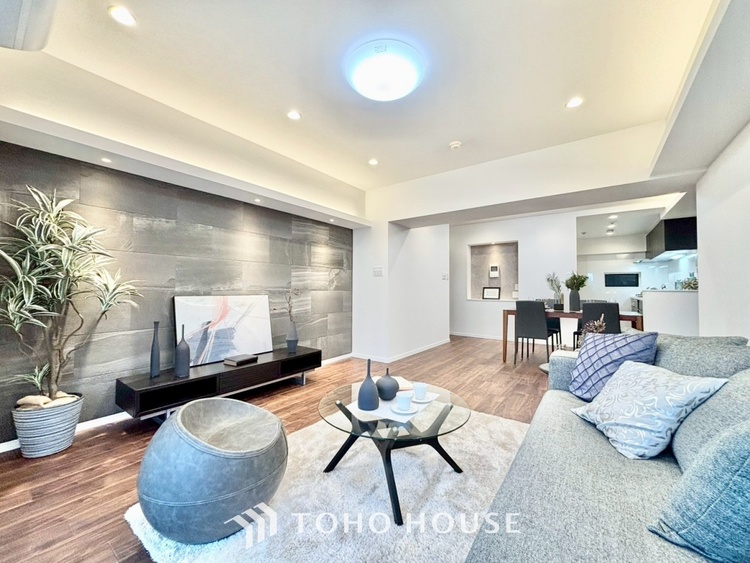 内装 ◆リビング◆そこには目を輝かせ笑顔で見つめてくれる君がいて、「おかえり」の言葉がこだまする。何気ない日々の挨拶は僕にとっては幸せで、同時に君の瞳にも恋している。