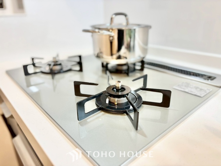 キッチン ◆今宵の食卓◆ダウンライトに反射するグラスを眺めながらワインを注ぐ。トクトクと心地いい音をさせながら、フランスの古城を思わせる薫りがたちこめ、とても幸せな時を過ごせる。