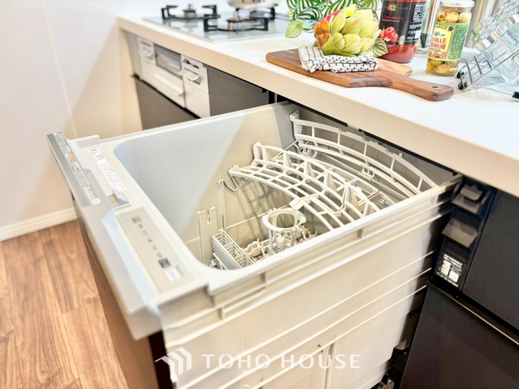 キッチン ◆キッチン◆美味しい料理を作りたくなるような気持にさせてくれる、腕を振るえる自慢のスペース。見上げると柔らかなダウンライトが包み込み、彩りを添えます。艶と光沢のある居心地の良いわが家のキッチン。