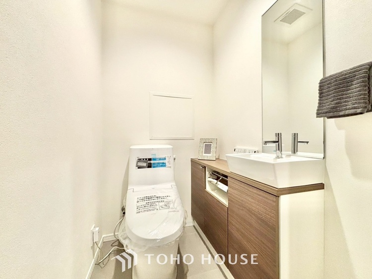 トイレ ◆トイレ◆トイレも全て新品に交換されており、清々しく新生活を始めることができます。白基調の清潔感のある空間に生まれ変わりました。