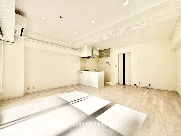 内装 ◆サンサンと◆差し込む太陽の光がこのリビングに笑いをもたらす.