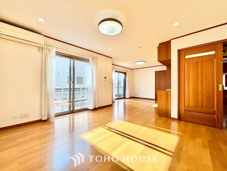 内装 【時を忘れる場所】ここにはみんなが集い、食事と楽しい会話が始まる。話に夢中になりすぎて、ついつい時を忘れ夜半過ぎになってしまう。そんな束の間の幸せを感じさせてくれる場所でありたい。