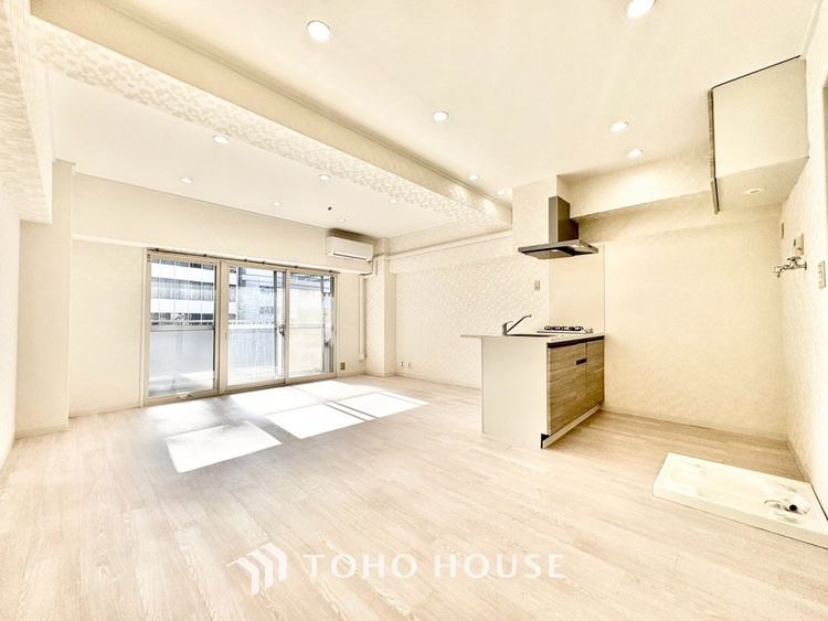 内装 ここはみんなが集い、食事と楽しい会話が始まる場所。話に夢中になりすぎて、ついつい時を忘れ、夜半過ぎになってしまう。そんな束の間の幸せを感じさせてくれます。