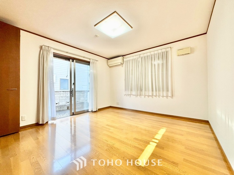 内装 【木漏れ日】の様な採光が優しく足元を照らし、心地いい暮らしの道しるべを写し出す。この空間で過ごす家族との語らいの時間がとても素敵で幸せを感じるかもしれない。