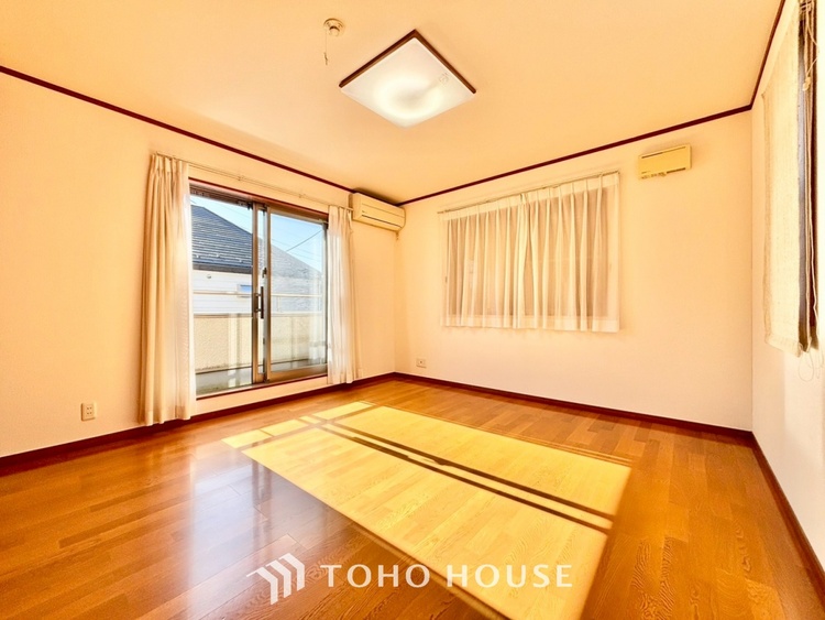 内装 【季節外れのホームホリディ】喧噪から離れ広々したリビングでゆったりと過ごす。そんな寛いだ休日もあっていい。だって『何もしない時を楽しむ』そんな贅沢な時間を愛する家族と堪能できるのだから。