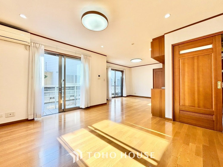 内装 【リビングルーム】天井に埋められた連続する眩い光−ダウンライト。それはまるでフライト航路のアプローチライトのように優美でロマン溢れるポジショニング。