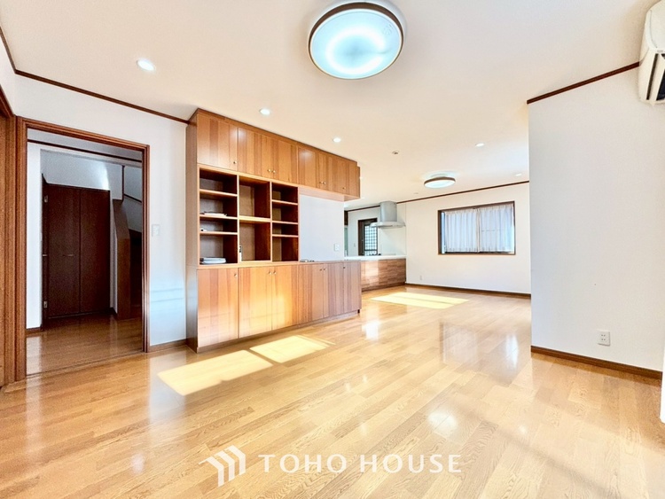 内装 【隠された美しさ】流麗な音楽が流れているような繊細でいながら整然かつ堅牢なこの空間。この空間は確かに美しい。しかし、そこには美しさ以上のものが隠されている。