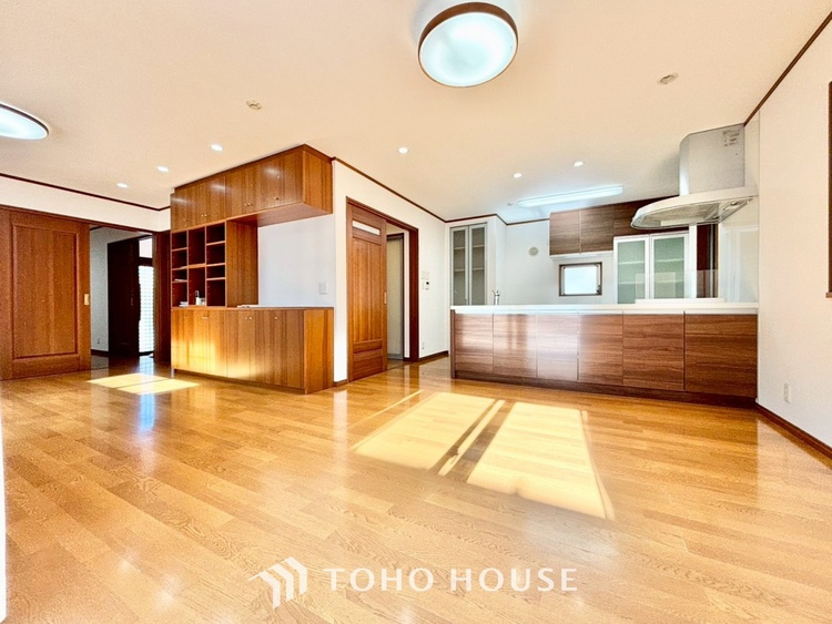 内装 【悠久の時】家族への思いを抱きながら、平和に過ごす悠久の時。あたかかく感じるのは、日当たりだけではない。広く和やかに暮らせる空間と、家族の存在を噛みしめて