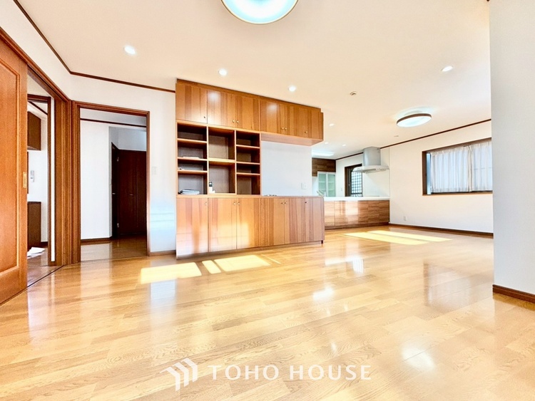 内装 【スペシャルシーン】デイリーシーンからスペシャルシーンまで様々なシーンで使用出来る、フレキシブルで飽きのこないこの空間。僕の頭の中では大好きなソファとダイニングテーブルと家族の笑顔が広がっていた