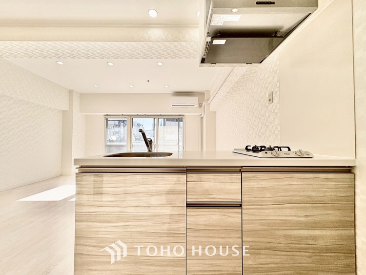 キッチン 手元の収納から、足元の収納までが全てスライド式で、奥のスペースまで有効に活用できます。奥まで上から見渡せるので、たまにしか使わない調理器具もサッと取出せます。