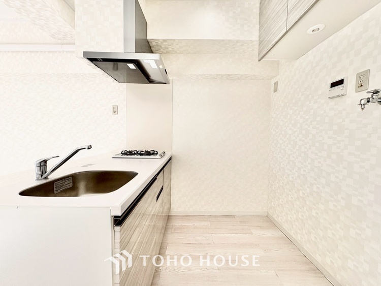 キッチン ◆愛育◆キッチンは家族の絆を育む大切な空間。シンプルで使い易いSystemKitchenで愉しく作る料理は愛情のある美味しいご馳走に。家族で使える広々としたダイニングキッチンです。