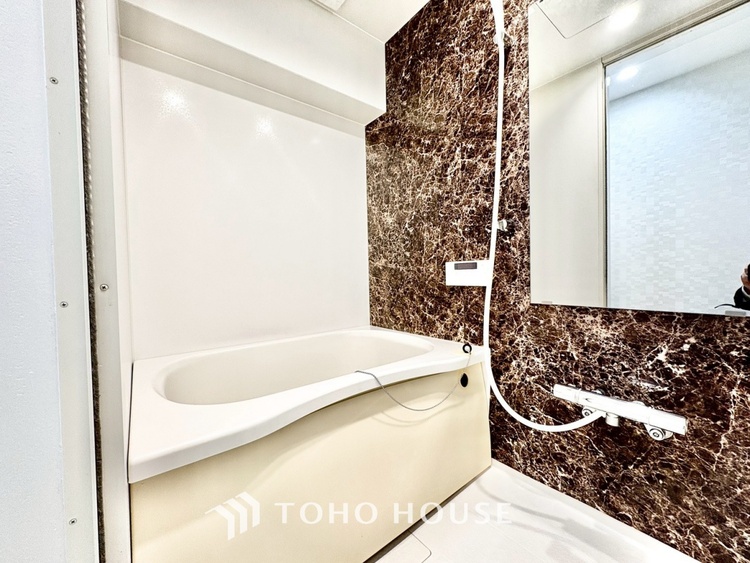 風呂 【浴室】《一日の疲れを落としてくれる場所は、落ち着く場所でなければならない》　高級感溢れるカラーと大きさ・柔らかな曲線で構成された半身浴も楽しめるバスタブが心地よさをもたらします。