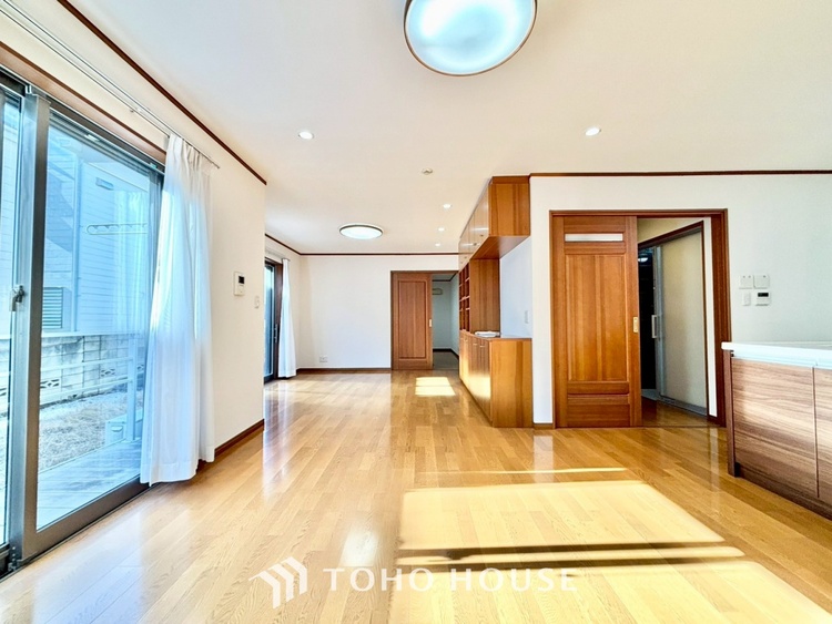 内装 【快適性＆機能性】住むほどに実感する快適性＆機能性。各空間を彩る設備は、デザイン性に優れたHigh Quality仕様が装備。広く使い勝手のよい空間と設備で、理想の暮らしを演出します