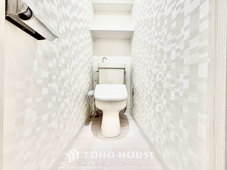 トイレ 清潔感あるホワイト調のクロスと温もり溢れるモダンカラーの床材が見事に調和した本邸宅は、毎日の生活を少しでも快適に過ごして頂ける様に落ち着いた雰囲気作りから行っています。