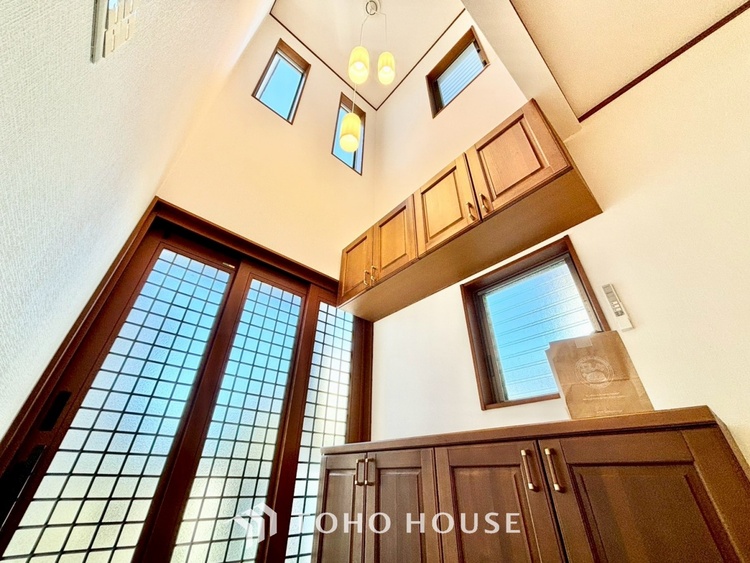 内装 【色彩】この空間に放たれた光は華美なまでに演出されたデザイン。流れる時をより芳醇なコーヒーの様な色彩奏でるアダージョ。そして情景豊かな作品のような暮らしがイメージできる。