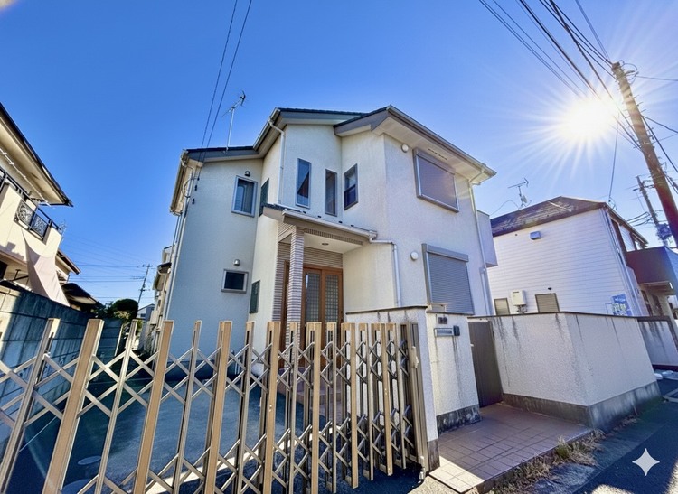 外観 窓を開けベランダに出ると当所なく広がる街と空のスクリーン。風が凪ぎ一時停止する目の前の画面の中、僕は一体何を考えていたのだろう。牧歌な街並みが僕を穏やかにさせてくれる。