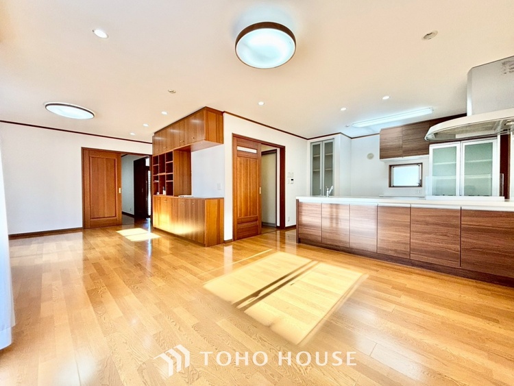 キッチン 【癒しの空間】室内構成に拘り採光とセンスを散りばめた空間。それは『柔らかさ』に似た素敵な居場所。そこに暮らす人のことを考えつくり出したものは『癒し』という心地よい居場所なんだと思う。