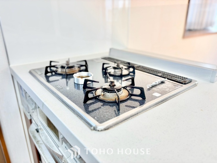 キッチン 【豪華絢爛】事も無げに美しく、伝えるには筆舌に尽くし難い。豪華絢爛や華美と言う事ではなく、住まう者にとって暮らし易く心地がいいと言う美しさがこの住まいには込められている。