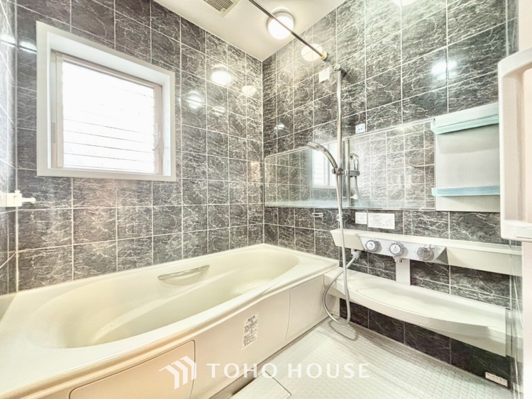 風呂 【Bathroom】奥行きが長く足を延ばしてもラクラクのスペース。体の大きい方でも嬉しいワイドサイズ。また、カビが付きにくく軽くこすれば簡単に落ちるお掃除ラクラク仕様です。