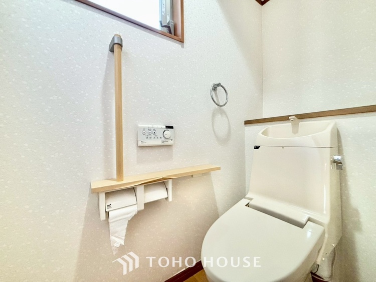 トイレ 【Toilet】トイレも全て新品に交換されており、清々しく新生活を始めることができます。白基調の清潔感のある空間に生まれ変わりました。