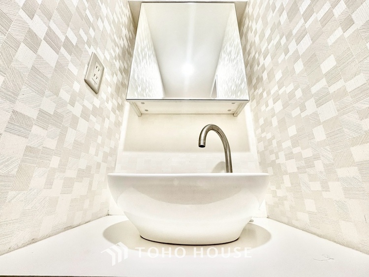 洗面 気持ちの良い朝をつくりだし、夕方には笑顔を取り戻させてくれるミラー。パウダールームはいつでも本来の自分を取り戻せる空間。明るく仕上げてあります。