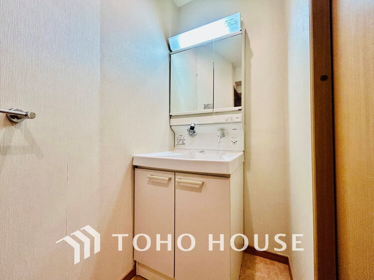 洗面 白を基調とした清潔感のある洗面室で朝の身支度を