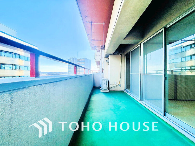 バルコニー 日当たりの良いバルコニーで晴れの日の洗濯物も楽しみになりますね