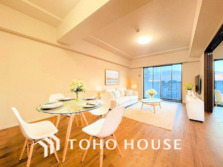 内装 広がりのある住空間、家族が集まるリビング・ダイニング(家具は全てCGです)