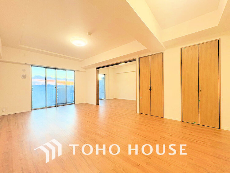 内装 家族みんなが爽やかに過ごせるように、光をたっぷり取り込んだLDK