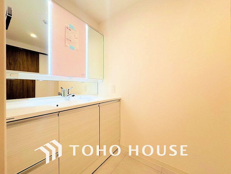 洗面 白を基調とした清潔感のある洗面室で朝の身支度を