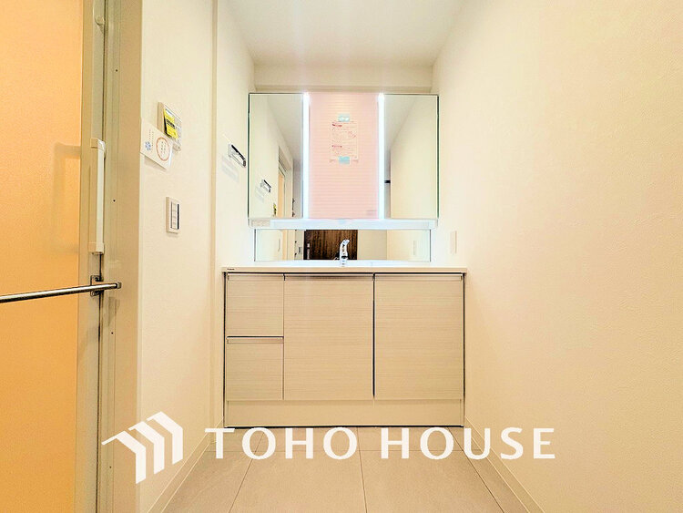 洗面 落ち着きのある色合いでまとめられた洗面室