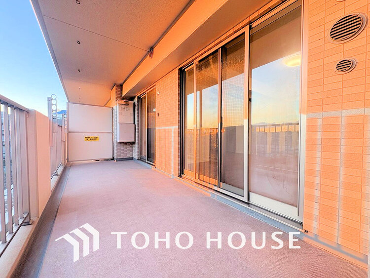 バルコニー 日当たりの良いバルコニーで晴れの日の洗濯物も楽しみになりますね