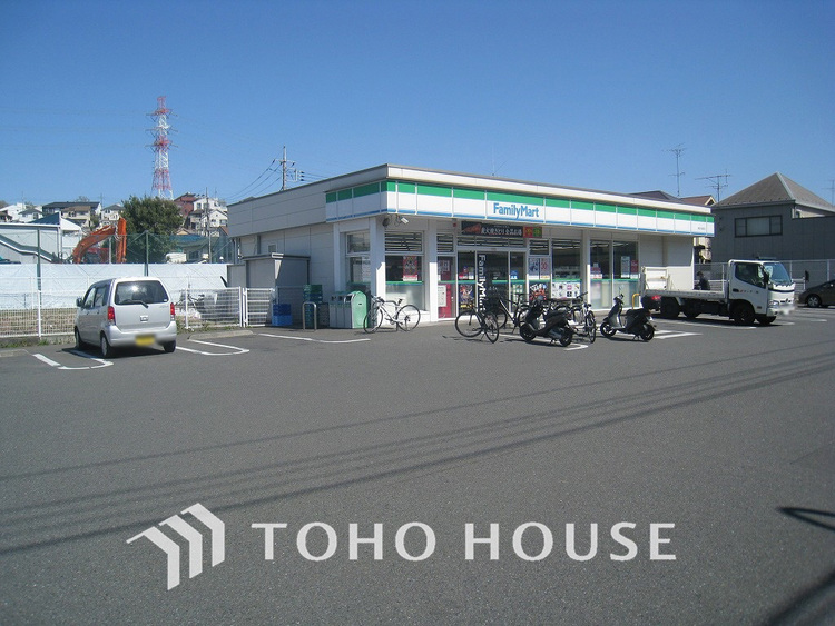 周辺 ファミリーマート 青葉大場町店　距離900ｍ
