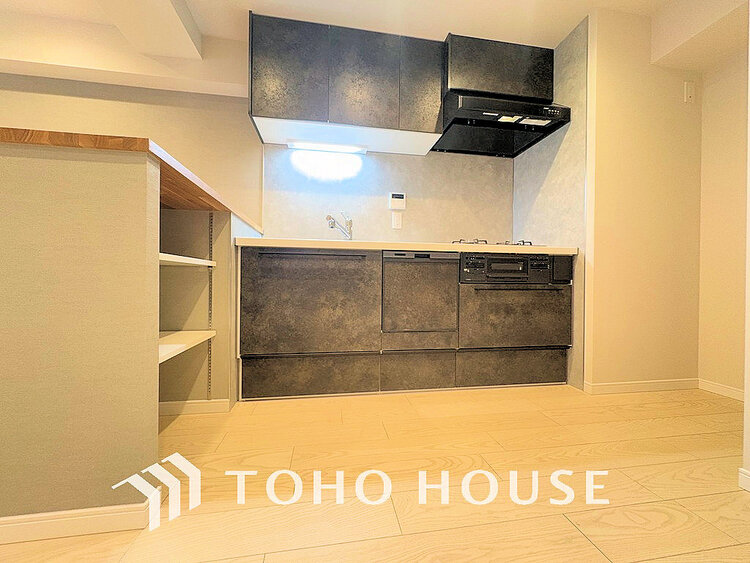 キッチン 落ち着きのあるカラーで統一された清潔感と気品が溢れるキッチン