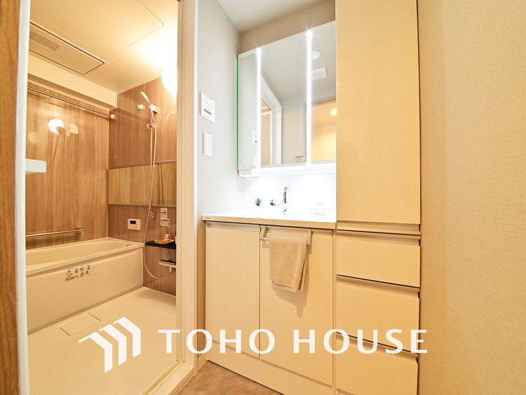 洗面 新規設置の洗面化粧台。収納豊富で使い勝手の良い3面鏡です