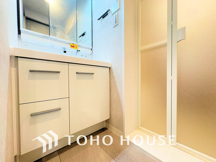 洗面 白を基調とした清潔感のある洗面室で朝の身支度を