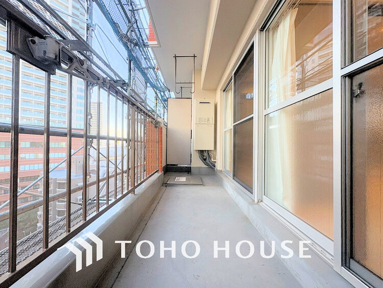 バルコニー 日当たりの良いバルコニーで晴れの日の洗濯物も楽しみになりますね