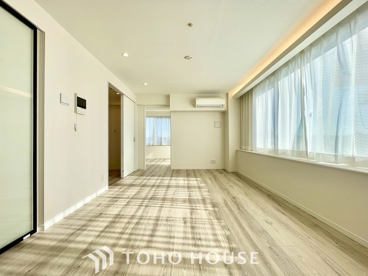 内装 【LIVING】◆Sunshine◆光が燦々と入り、いるだけで気持ちいい。「開放的でゆとりあるお部屋です。」※配置してある家具や小物はCGによるイメージ画像です。