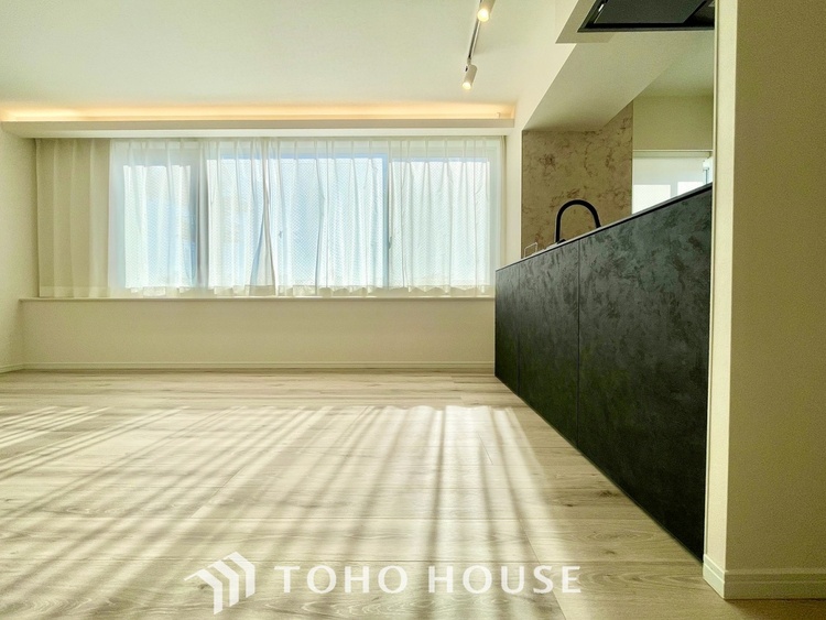 内装 【LIVING】◆煌びやか◆愛おしい家族との団欒の時間をより一層幸せなものに感じさせる煌びやかなLDK。輝かしい毎日が待っています。