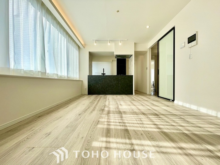 内装 【LIVING】◆眩い◆光が燦々と入り、家族の笑顔を照らす。「いつまでも続いて」と願う夢のような毎日がここにある。