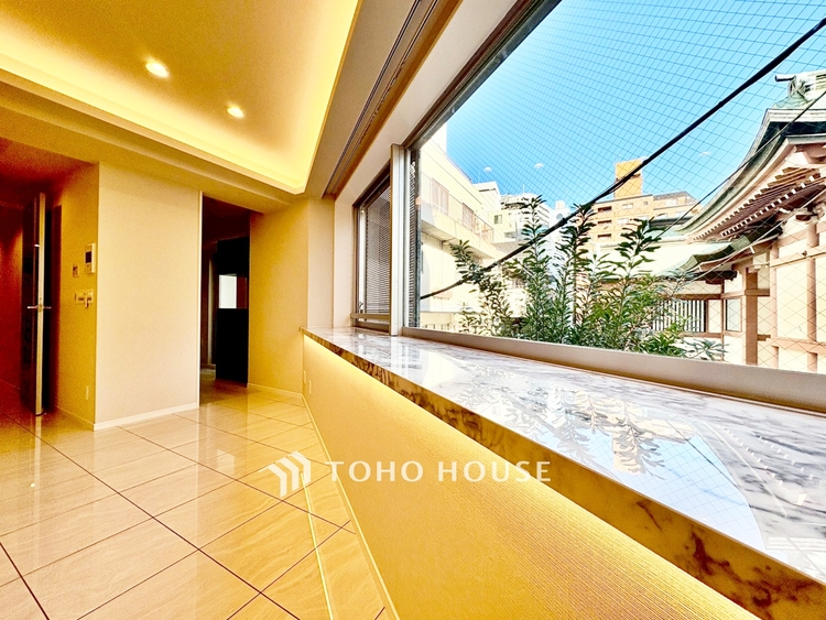 内装 ◆居心地のいい暮らし◆には欠かせない眩い採光。ゆったりとした幅の窓からこの空間に降り注ぐ採光が絶えない。明るいリビングこそ居心地のいい暮らしが待っているのだと思う。