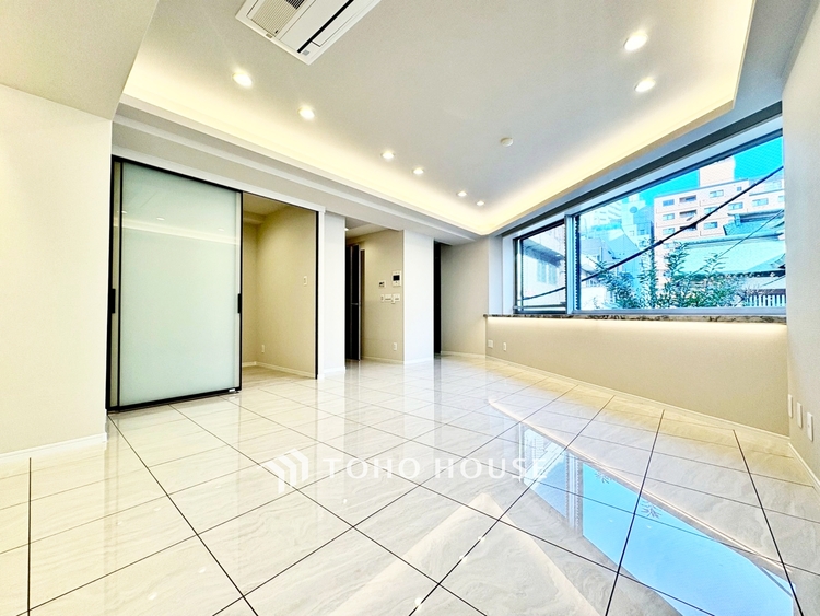 内装 ◆時を忘れる場所◆ここにはみんなが集い、食事と楽しい会話が始まる。話に夢中になりすぎて、ついつい時を忘れ夜半過ぎになってしまう。そんな束の間の幸せを感じさせてくれる場所でありたい。