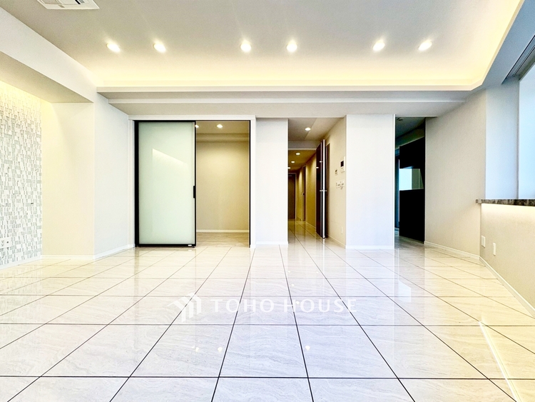 内装 ◆木漏れ日◆の様な採光が優しく足元を照らし、心地いい暮らしの道しるべを写し出す。この空間で過ごす家族との語らいの時間がとても素敵で幸せを感じるかもしれない。