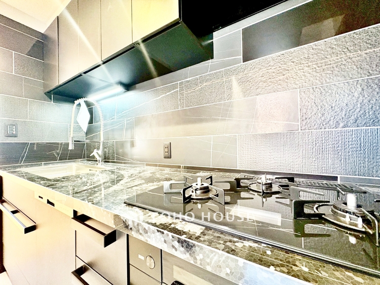 キッチン ◆窓を開けると◆冷涼な風、そよぐリビング。だんらんの場所はここから始まり、ここで終わる。家族の笑顔が集う素敵な場所だから、こだわり抜いた思いが詰まっているのだと思う。