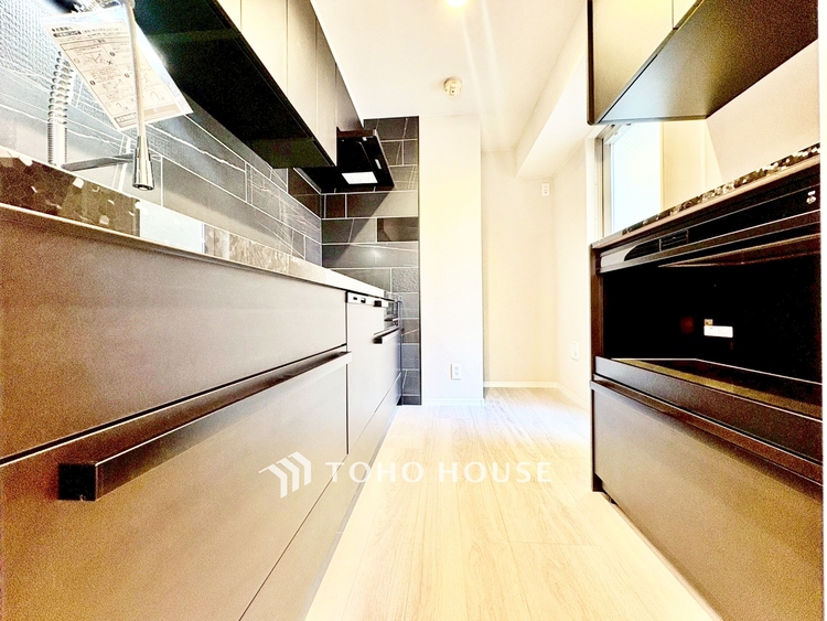 キッチン ◆サンサンと◆差し込む太陽の光がこのリビングに笑いをもたらす。ソファの上のクッションがポカポカした暖気にぬくぬくと微睡んでいる。