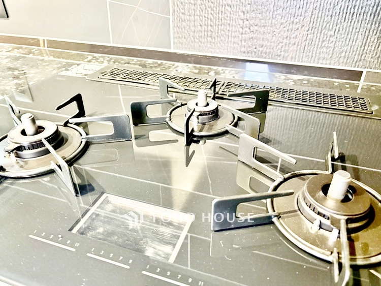 キッチン ◆陽溜まり◆の温もりを感じ、ふわりと寄り添う太陽の妖精たちが自然と僕達を微睡ませる。うとうとしたい訳ではないがそんな時間が嫌いじゃない自分がここにいる。