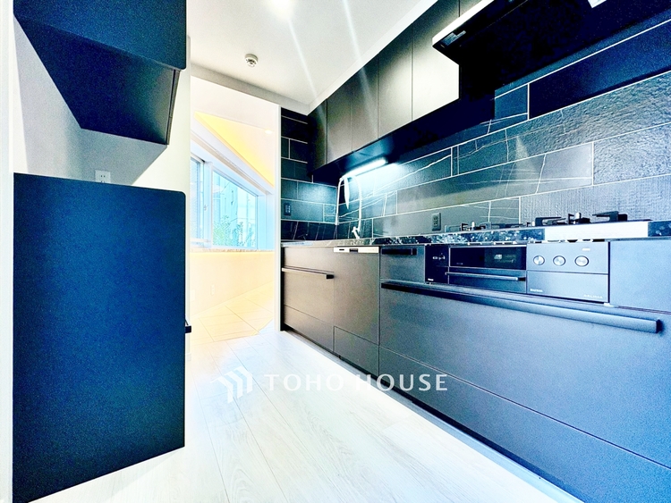 キッチン ◆ここに在る◆事も無げに美しく、伝えるには筆舌に尽くし難い。豪華絢爛や華美と言う事ではなく、住まう者にとって暮らし易く心地がいいと言う美しさがこの住まいには込められている。